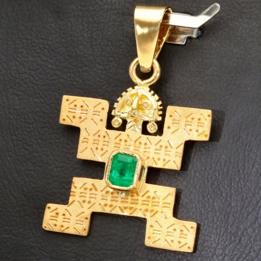 Außergewöhnlicher kolumbianischer Precolombino Gold-Anhänger mit präkolumbianischen Motiv aus der Tolima Kultur aus hochwertigem 750 18K Gold, veredelt mit einem exquisiten Smaragd  (ca. 0,26 ct.)