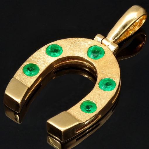 Edler Hufeisen-Anhänger mit 5 leuchtend, grasgrünen Smaragden im Rundschliff (ca. 0,52 ct. gesamt) in 18K 750 Gold gefasst und in aufwendiger Handarbeit hergestellt