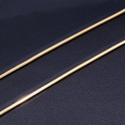 Kurze, glänzende Schlangenkette für Damen aus edlem 585 (14k) Gold in ca. 45cm ca. 1 mm