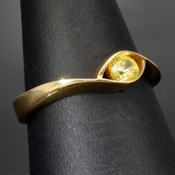 Wunderschöner Ring aus 14K 585 Gold in stilvollem Design, besetzt mit einem funkelnden, gelben Zirkonia RG ca. 55-56