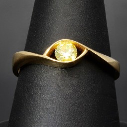 Wunderschöner Ring aus 14K 585 Gold in stilvollem Design, besetzt mit einem funkelnden, gelben Zirkonia RG ca. 55-56