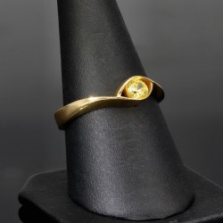 Wunderschöner Ring aus 14K 585 Gold in stilvollem Design, besetzt mit einem funkelnden, gelben Zirkonia RG ca. 55-56