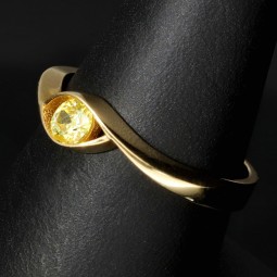 Wunderschöner Ring aus 14K 585 Gold in stilvollem Design, besetzt mit einem funkelnden, gelben Zirkonia RG ca. 55-56