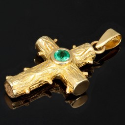 Handgearbeiteter Kreuzanhänger in rustikalem Design, bestückt mit einem eingefassten, intensiv grün leuchtenden Smaragd im Rundschliff (750er 18K Gold)