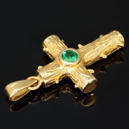 Handgearbeiteter Kreuzanhänger in rustikalem Design, bestückt mit einem eingefassten, intensiv grün leuchtenden Smaragd im Rundschliff (750er 18K Gold)