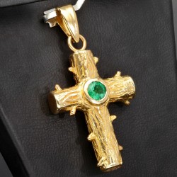 Handgearbeiteter Kreuzanhänger in rustikalem Design, bestückt mit einem eingefassten, intensiv grün leuchtenden Smaragd im Rundschliff (750er 18K Gold)