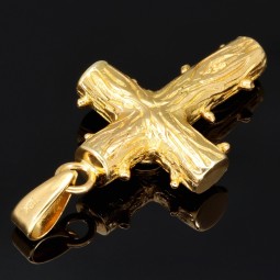 Handgearbeiteter Kreuzanhänger in rustikalem Design, bestückt mit einem eingefassten, intensiv grün leuchtenden Smaragd im Rundschliff (750er 18K Gold)