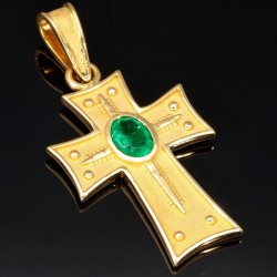 Kreuz-Anhänger im byzantischen Stil mit eingefassten, funkelnden, tannengrünen Smaragd im Ovalchliff (ca. 0,38 ct.) in edlem Gold (750 18K Gelbgold)
