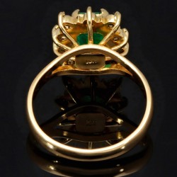 Luxus Damenring in massivem 18K / 750 Gelbgold mit einem leuchtend  tannengrünen 1,37 ct. großen Smaragd und 10 Diamanten ( gesamt ca. 0,3 ct.)