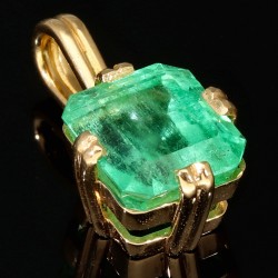 Außergewöhnlicher Smaragdanhänger aus 750 (18K) Gold mit einem hell grasgrünen, eindrucksvollen Smaragd (ca. 5,56 Karat)