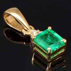 Kostbarer Smaragd-Anhänger in 18K 750 Gold bestückt mit einem edlen, kolumbianischen Smaragd (ca. 0,92 ct.) und 3 Diamanten (gesamt ca. 0,07 ct.)