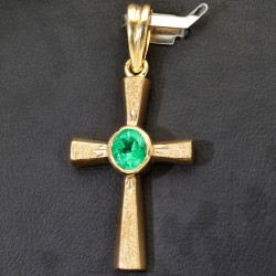 Hochwertiger Goldanhänger - Kreuz mit einem eingefassten, hell leuchtenden, grasgrünen Smaragd im Ovalschliff (ca. 0,43 ct.) in edlem Gold (750 18K Gelbgold)