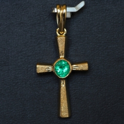 Hochwertiger Goldanhänger - Kreuz mit einem eingefassten, hell leuchtenden, grasgrünen Smaragd im Ovalschliff (ca. 0,43 ct.) in edlem Gold (750 18K Gelbgold)