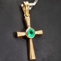 Hochwertiger Goldanhänger - Kreuz mit einem eingefassten, hell leuchtenden, grasgrünen Smaragd im Ovalschliff (ca. 0,43 ct.) in edlem Gold (750 18K Gelbgold)