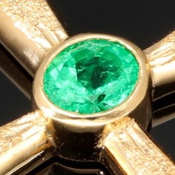 Hochwertiger Goldanhänger - Kreuz mit einem eingefassten, hell leuchtenden, grasgrünen Smaragd im Ovalschliff (ca. 0,43 ct.) in edlem Gold (750 18K Gelbgold)