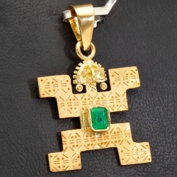 Außergewöhnlicher kolumbianischer Precolombino Gold-Anhänger mit präkolumbianischen Motiv aus der Tolima Kultur aus hochwertigem 750 18K Gold, veredelt mit einem exquisiten Smaragd  (ca. 0,26 ct.)