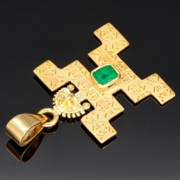 Außergewöhnlicher kolumbianischer Precolombino Gold-Anhänger mit präkolumbianischen Motiv aus der Tolima Kultur aus hochwertigem 750 18K Gold, veredelt mit einem exquisiten Smaragd  (ca. 0,26 ct.)