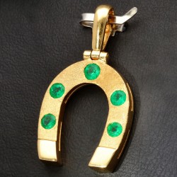 Edler Hufeisen-Anhänger mit 5 leuchtend, grasgrünen Smaragden im Rundschliff (ca. 0,52 ct. gesamt) in 18K 750 Gold gefasst und in aufwendiger Handarbeit hergestellt