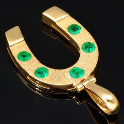 Edler Hufeisen-Anhänger mit 5 leuchtend, grasgrünen Smaragden im Rundschliff (ca. 0,52 ct. gesamt) in 18K 750 Gold gefasst und in aufwendiger Handarbeit hergestellt