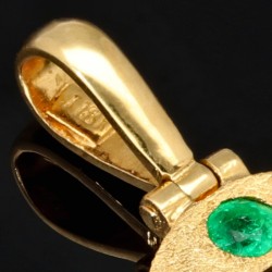 Edler Hufeisen-Anhänger mit 5 leuchtend, grasgrünen Smaragden im Rundschliff (ca. 0,52 ct. gesamt) in 18K 750 Gold gefasst und in aufwendiger Handarbeit hergestellt