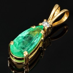 Smaragd-Anhänger - Hell leuchtender Smaragdtropfen mit eindrucksvollen ca. 3,69 ct. und einem Diamanten (ca. 0,1 ct.) in hochwertigem 18K / 750 Gold gefasst