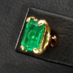 Exquisite handgearbeitete Gold-Ohrstecker aus 750 (18k) Gelbgold mit jeweils einem leuchtend tannengrünen Smaragden aus Kolumbien