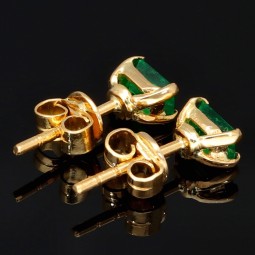 Exquisite handgearbeitete Gold-Ohrstecker aus 750 (18k) Gelbgold mit jeweils einem leuchtend tannengrünen Smaragden aus Kolumbien