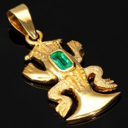 Precolombino Frosch-Anhänger aus glanzvollem 750 / 18K Gold im präkolumbianischen Stil mit einem edlen, eingefassten Smaragd (ca. 0,28 ct.)