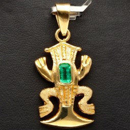 Precolombino Frosch-Anhänger aus glanzvollem 750 / 18K Gold im präkolumbianischen Stil mit einem edlen, eingefassten Smaragd (ca. 0,28 ct.)