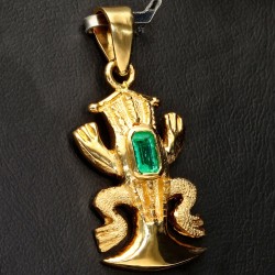 Precolombino Frosch-Anhänger aus glanzvollem 750 / 18K Gold im präkolumbianischen Stil mit einem edlen, eingefassten Smaragd (ca. 0,28 ct.)