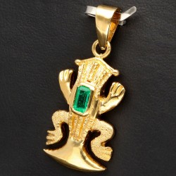 Precolombino Frosch-Anhänger aus glanzvollem 750 / 18K Gold im präkolumbianischen Stil mit einem edlen, eingefassten Smaragd (ca. 0,28 ct.)