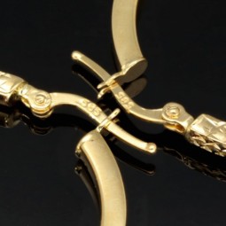 Elegante Creolen mit halb gestepptem Muster und halb glänzend poliert in 585er 14K Gelbgold