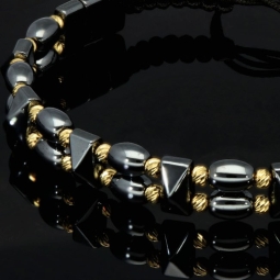 Längenverstellbares, modernes Kugel Zug-Armband mit 28 Perlen aus hochwertigem Gold in 585 / 14K und glänzenden, grauschwarzen Beads