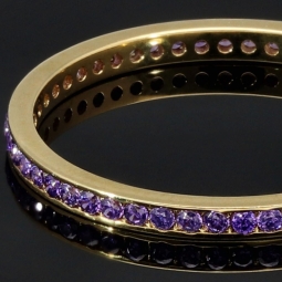 Memory-Zirkoniaring 585 14 Karat Gold-Ring aus Gelbgold mit leuchtenden, dunkel-lila Zirkonia bestückt Ringgröße ca. 53